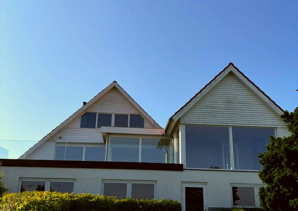 Huset før renovering med gammel hvid facade