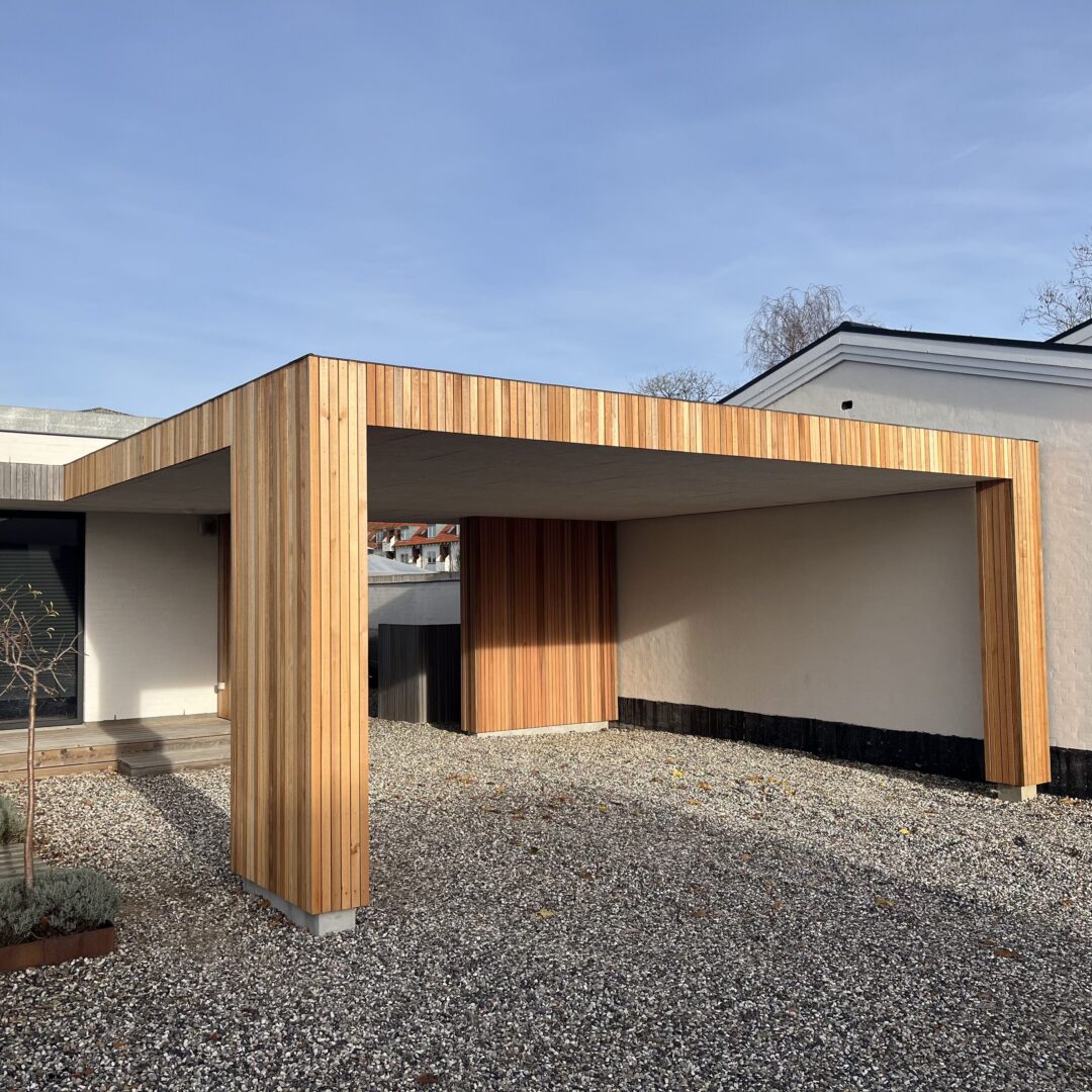 Nybygget carport med sort beklædning