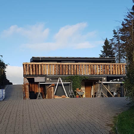 Terrasse i træ ved hus